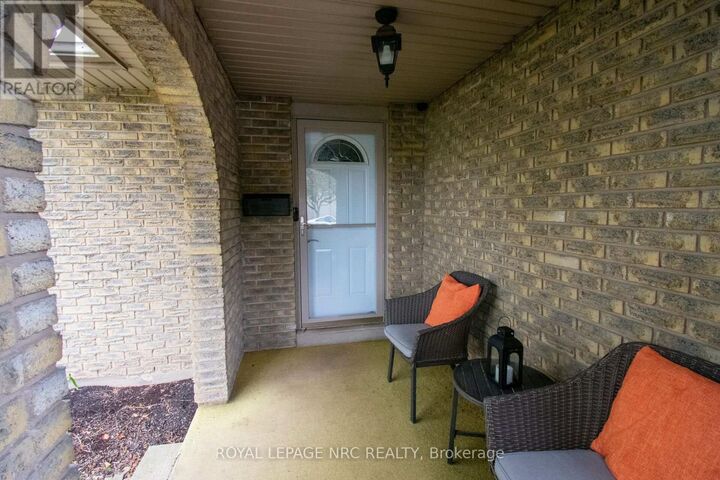 Property Photo:  46 Trelawn Parkway  ON L3C 1W5 