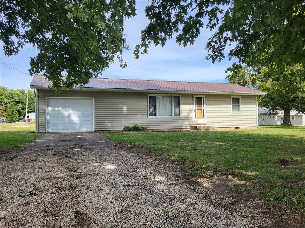 Property Photo:  944 Commercial Street  IL 62443 
