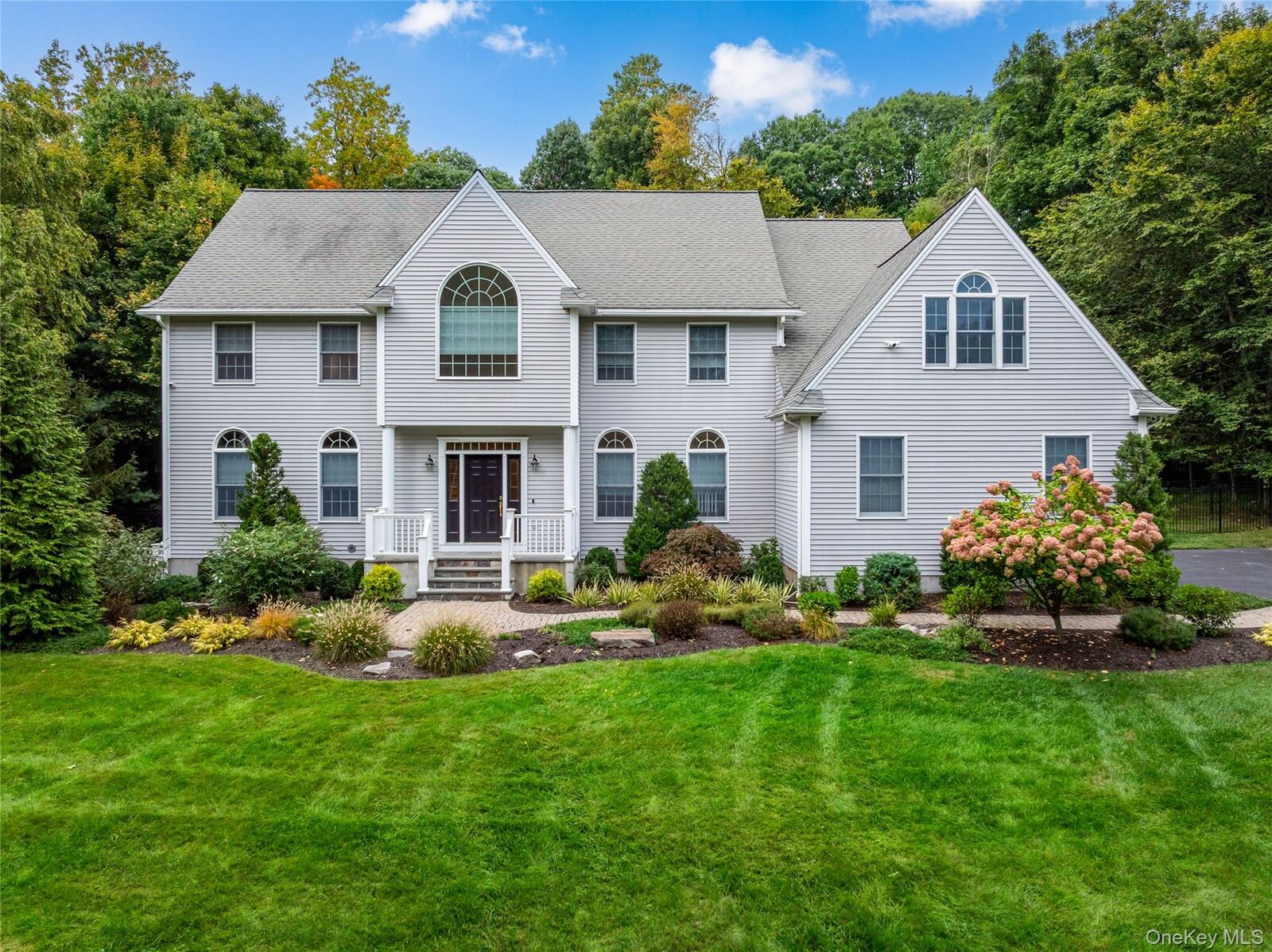 Property Photo:  56 Londonderry Lane  NY 10589 