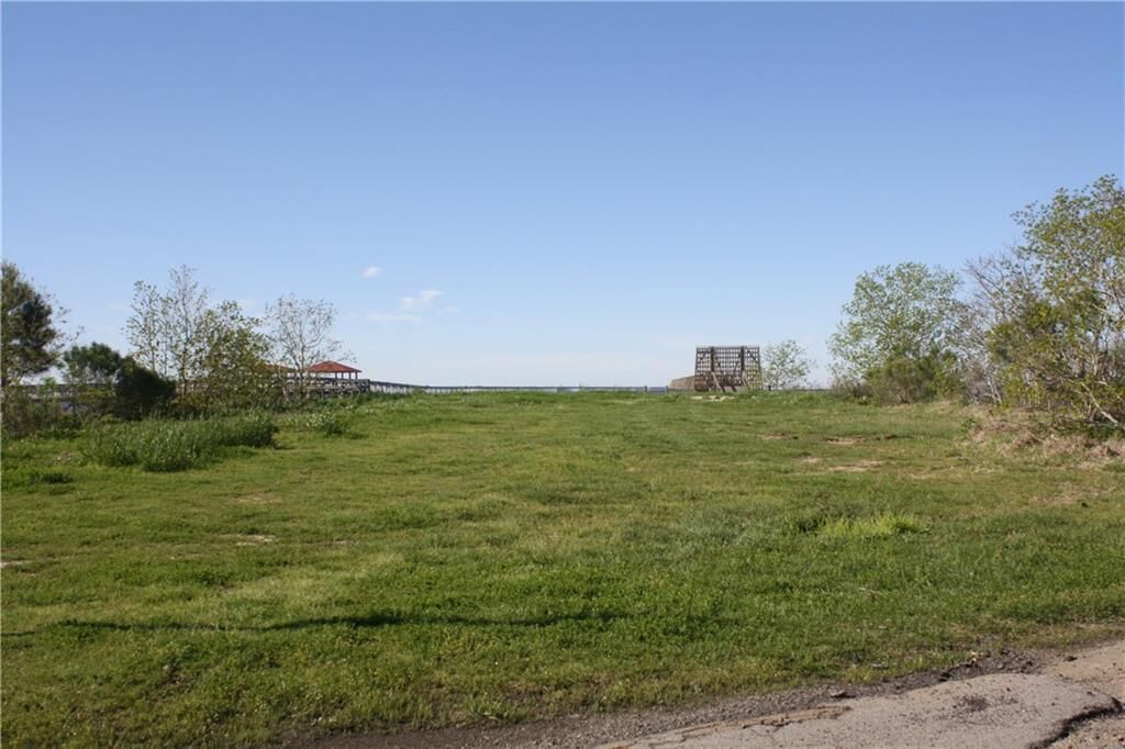 Property Photo:  301 Lakeview Drive  LA 70458 