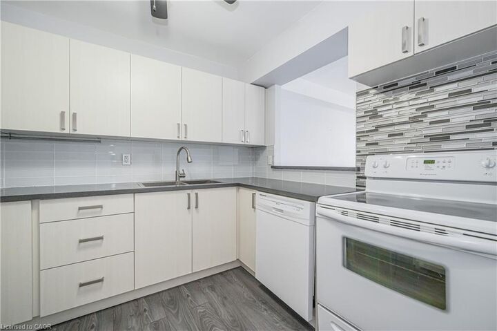 Property Photo:  18 Holborn Court 211  ON N2A 4A1 