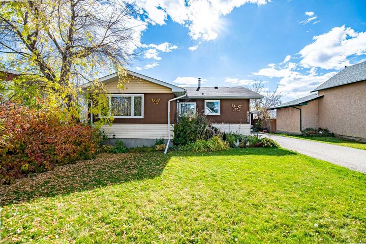 Property Photo:  4915 51 Avenue  AB T0M 0X0 