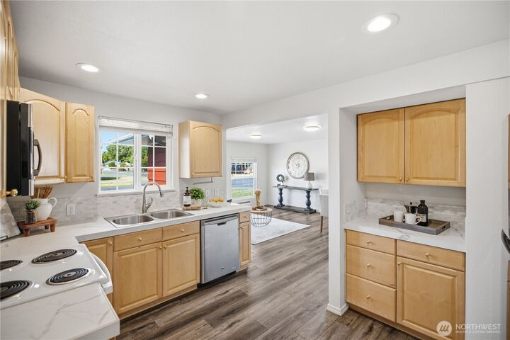 Property Photo: 626 9th Avenue SE WA 98372