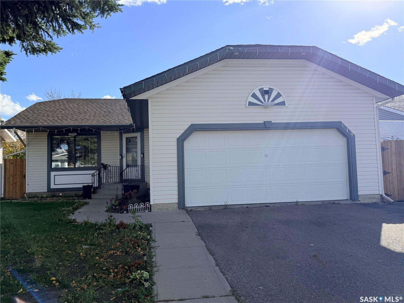 Property Photo:  119 Hall Crescent  SK S7L 7G7 