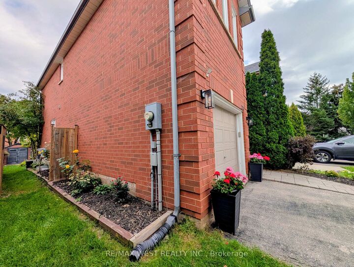 Property Photo:  2213 Ridge Landing  ON L6M 3L7 