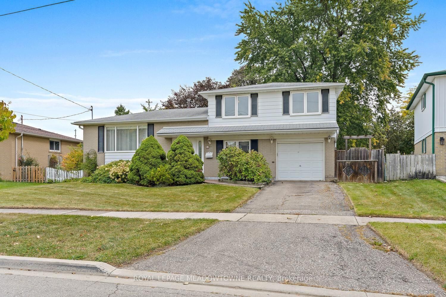 Property Photo: 5 Lucinda Place ON L7G 1J8