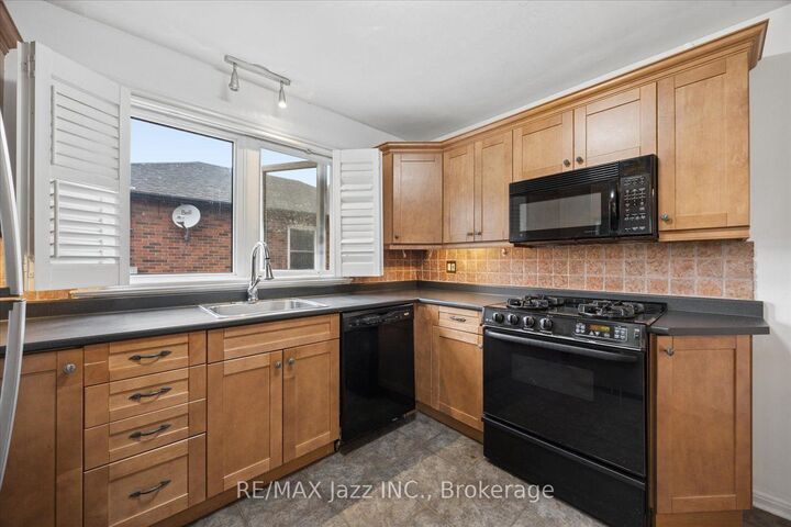 Property Photo: 315 Cadillac Avenue S ON L1H 5Z9