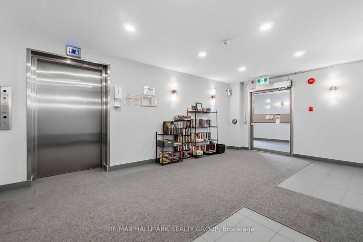 Property Photo: 218 Viewmount Drive 400 ON K2E 7X5