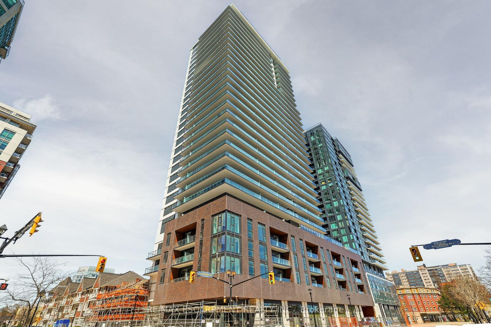 Property Photo:  2075 Lakeshore Road 1106  ON L7R 1E2 