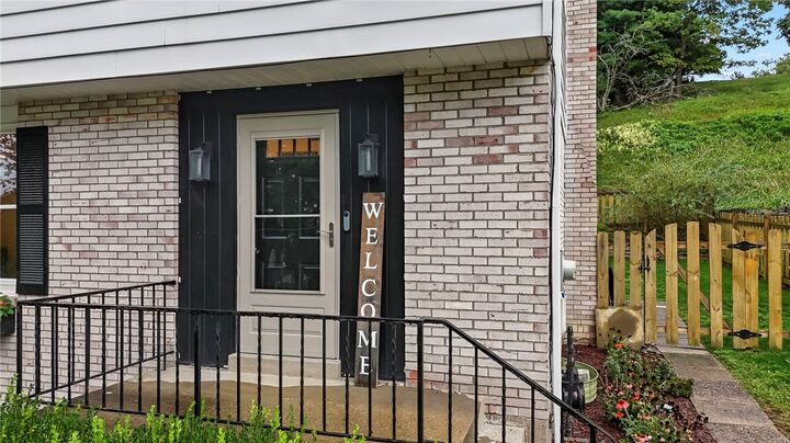 Property Photo:  1266 Delfield Dr  PA 15102 