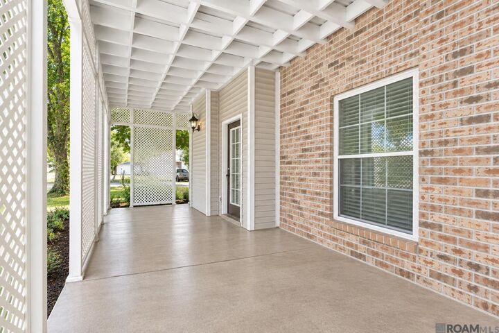 Property Photo: 8500 Bluebonnet Blvd LA 70810