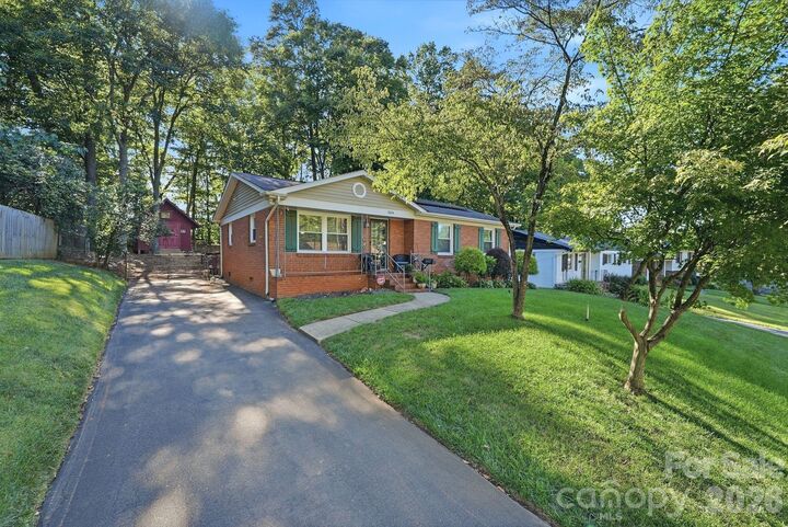 Property Photo: 1524 Lanewood Place NC 28208