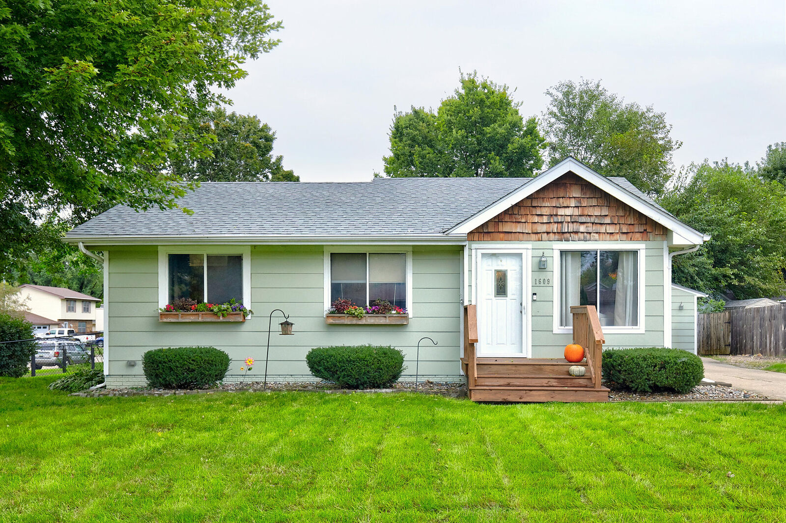 Property Photo: 1609 NW Greenwood Street IA 50023