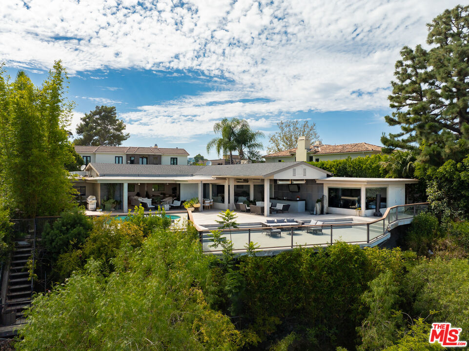 Property Photo:  2052 Stradella Rd  CA 90077 