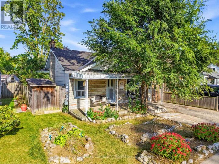 Property Photo:  42 Sanderson Street  ON N3S 2V2 
