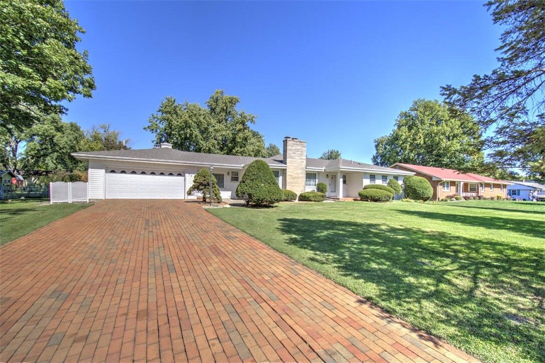 Property Photo:  24 E South Court Drive  IL 62526 