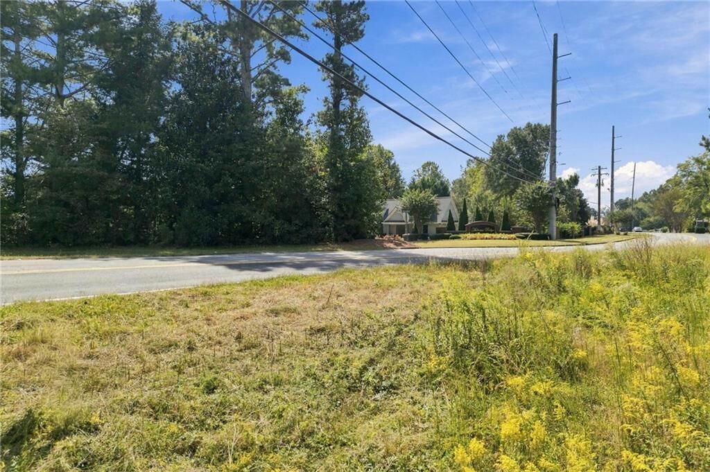 Property Photo: 5511 Woodstock Road GA 30102