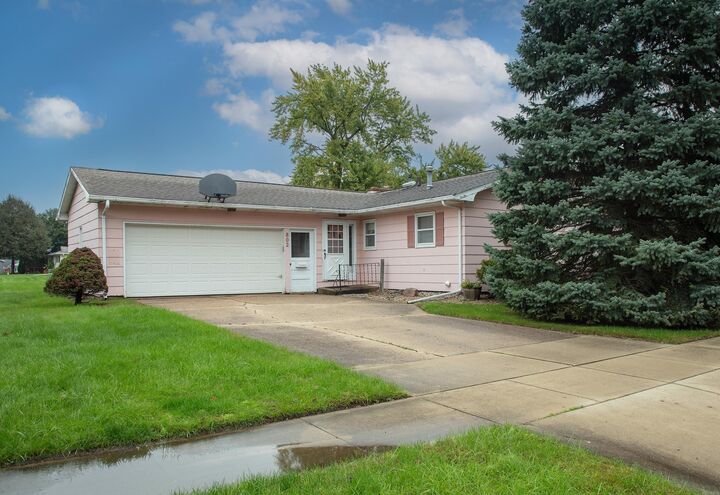Property Photo:  802 11th Ave NW  IA 50677 