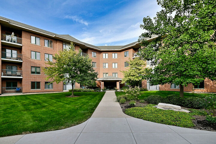 Property Photo: 875 E 22nd Street 104 IL 60148