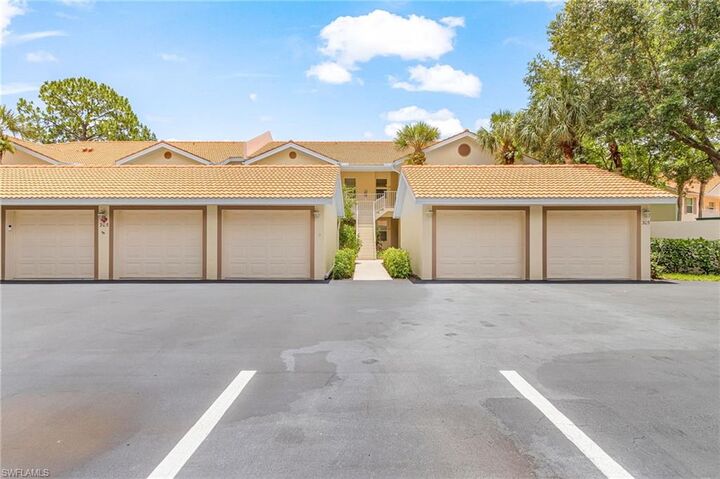 Property Photo:  305 Robin Hood Cir 204  FL 34104 