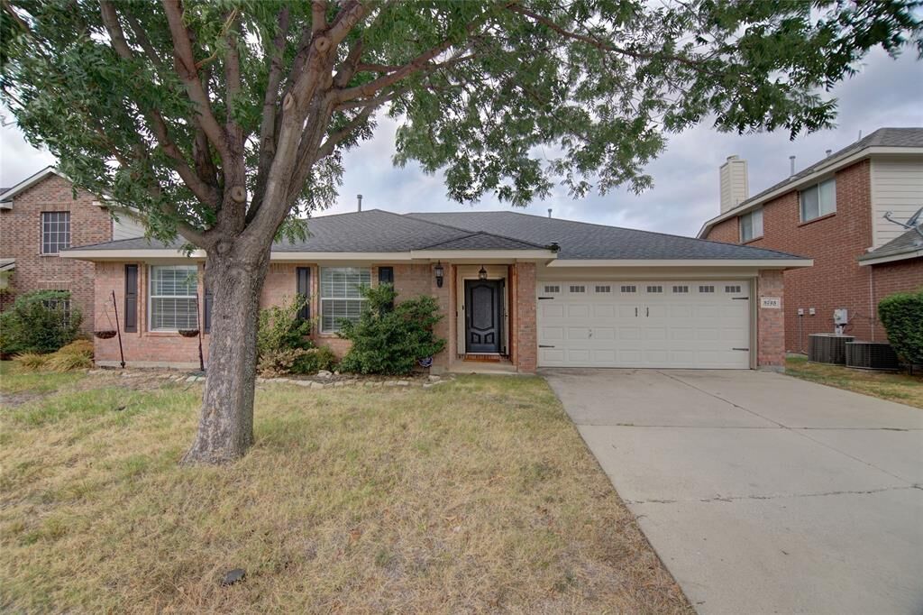 Property Photo: 5725 Lionfish Way TX 76131