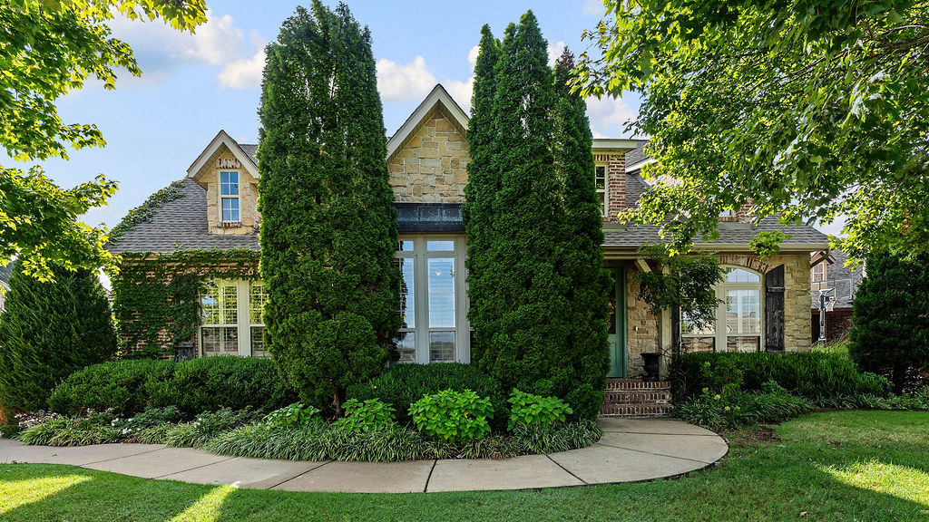 Property Photo: 4302 W Willowbend Drive AR 72758