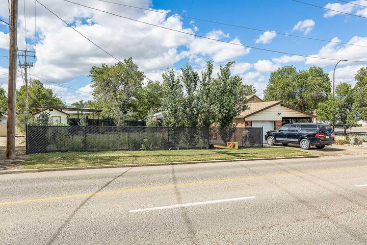 Property Photo:  708 Broadway Avenue E  AB T0J 2P0 