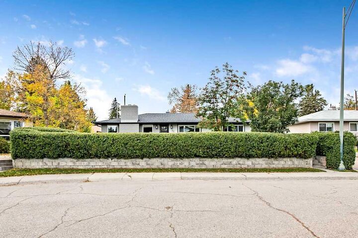 Property Photo:  23 Wellington Place SW  AB T3C 3C2 
