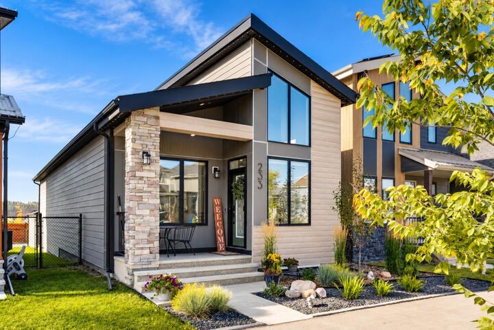 Property Photo:  233 Haskayne Drive NW  AB T3L 0J7 
