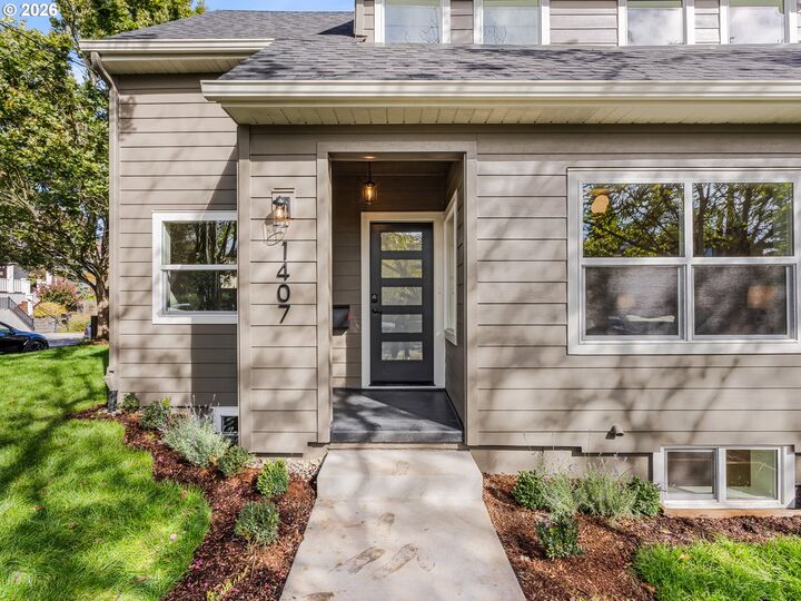 Property Photo:  1407 SE Knapp St  OR 97202 