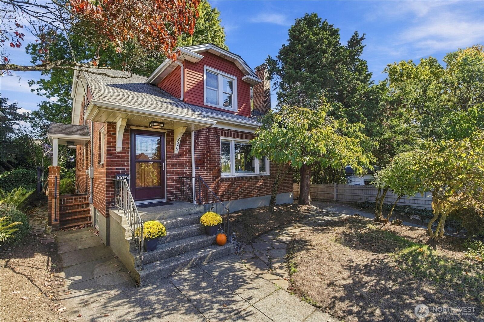Property Photo:  3910  Woodlawn Avenue N  WA 98103 