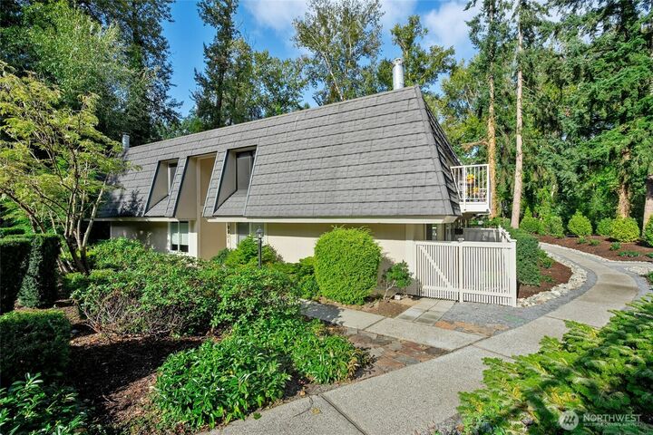 Property Photo: 9901 NE 124th Street 504 WA 98034