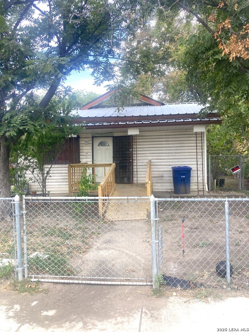 Property Photo: 651 Barrett Pl TX 78225
