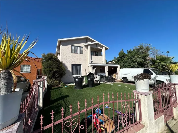 Property Photo:  533 W 113th  CA 90044 