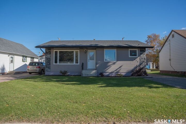 Property Photo:  624 10th Street  SK S0K 2A0 