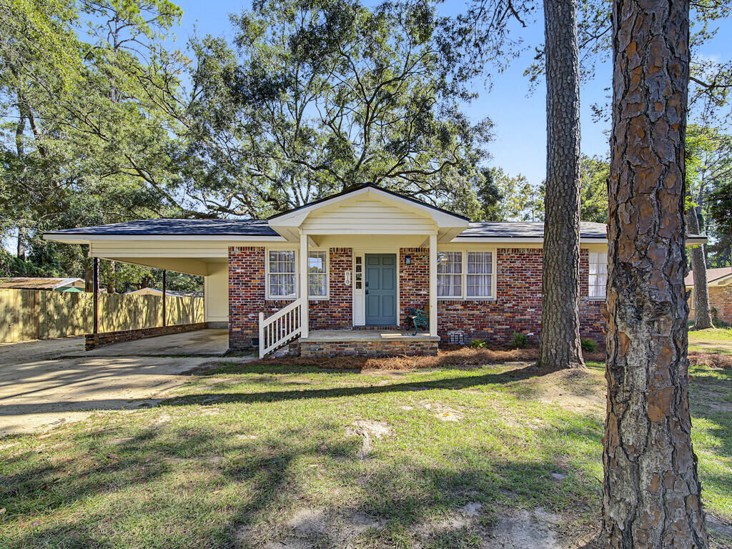 Property Photo:  810 N Pinetree Blvd  GA 31792 