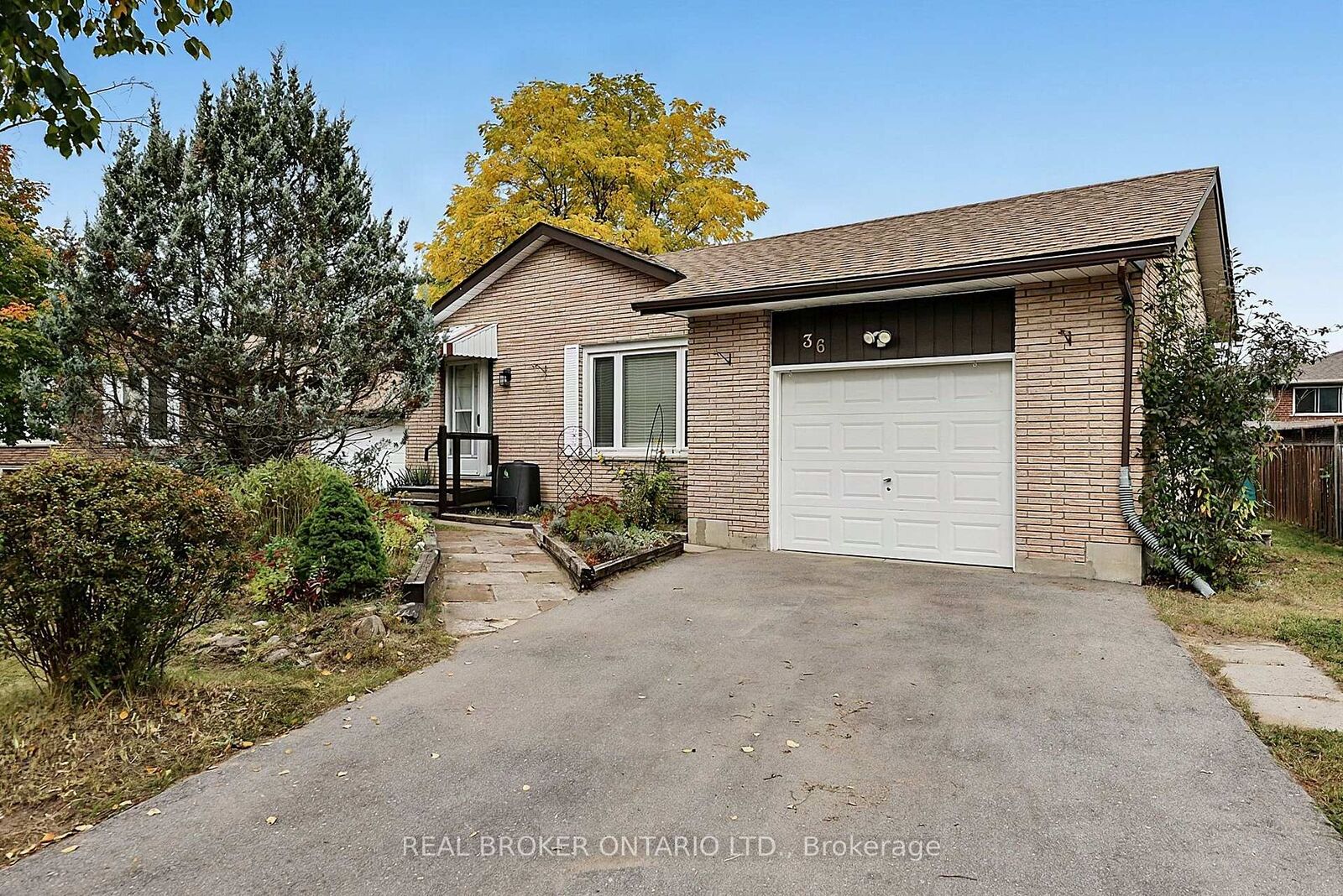 Property Photo:  36 Dutch Settlers Court  ON L9N 1M2 