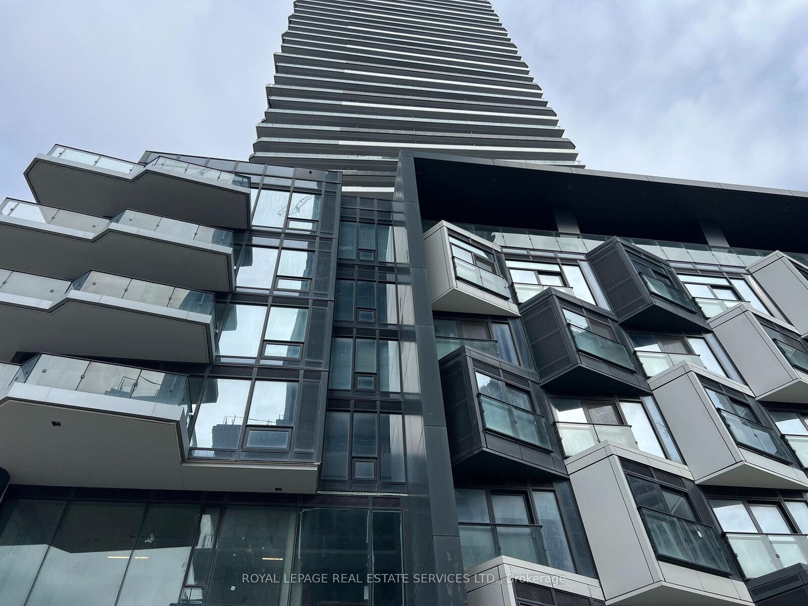 Property Photo:  448 Burnhamthorpe Road 3702  ON L5B 0R4 