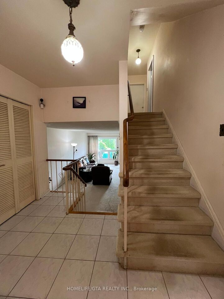 Photo de la propriété: 70 Tanjoe Crescent ON M2M 1P7