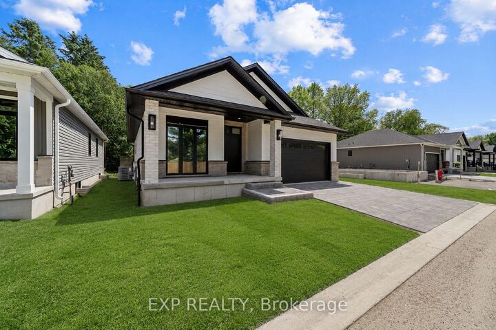 Photo de la propriété:  430 Head Street N 30  ON N7G 2K2 