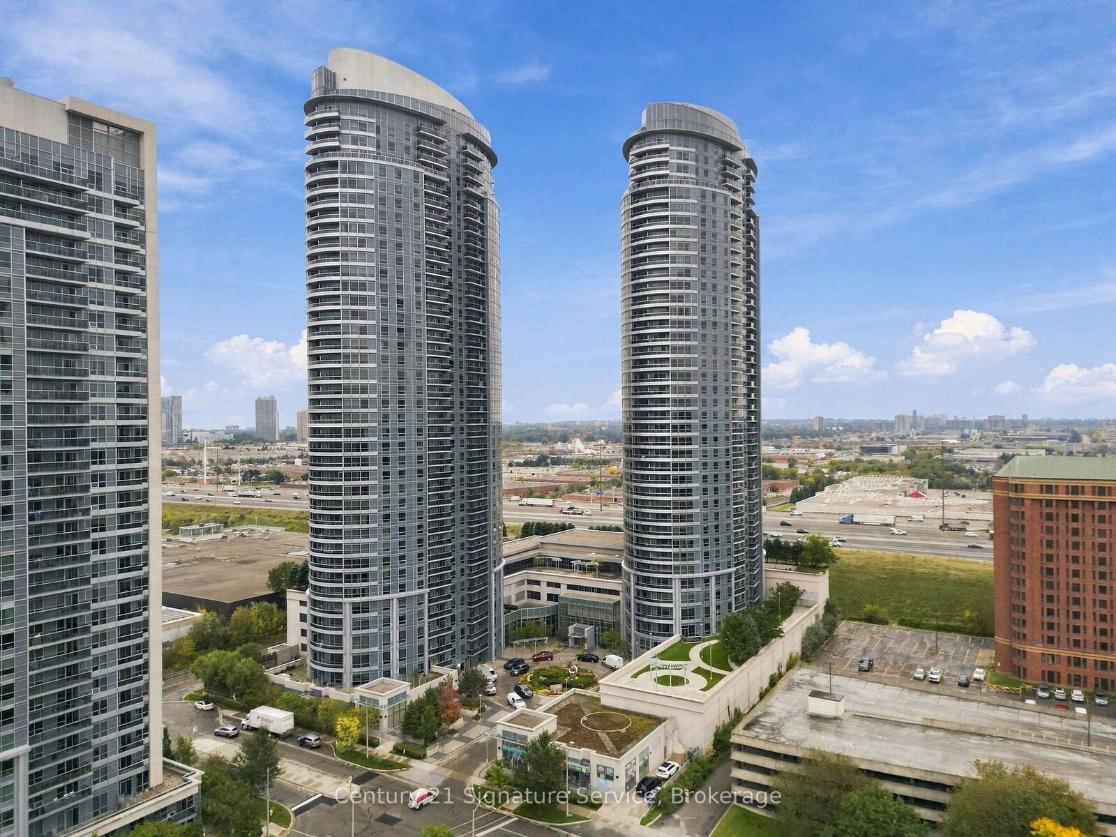 Property Photo:  135 Village Green Square 1822  ON M1S 0G4 