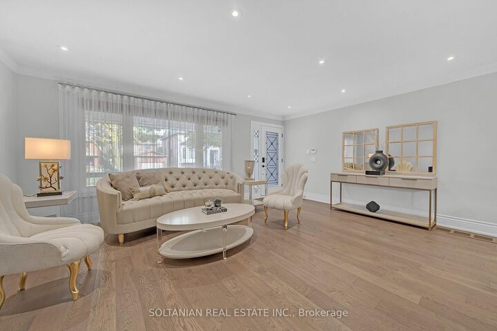 Property Photo: 33 Madawaska Avenue ON M2M 2R1
