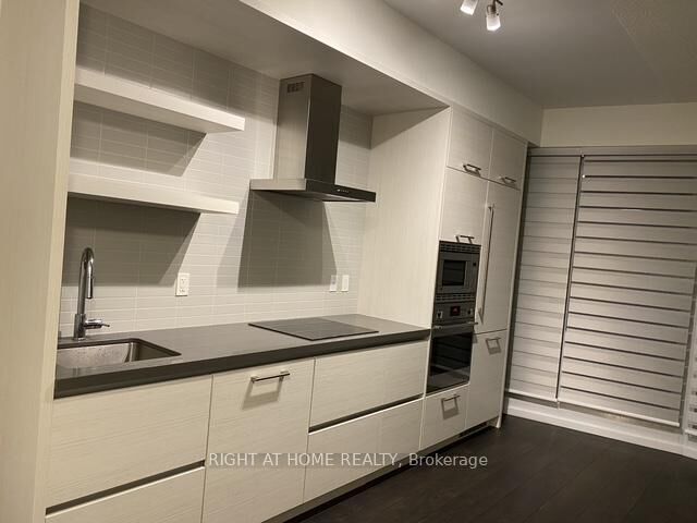 Property Photo: 2221 Yonge Street 1205 ON M4S 2B4