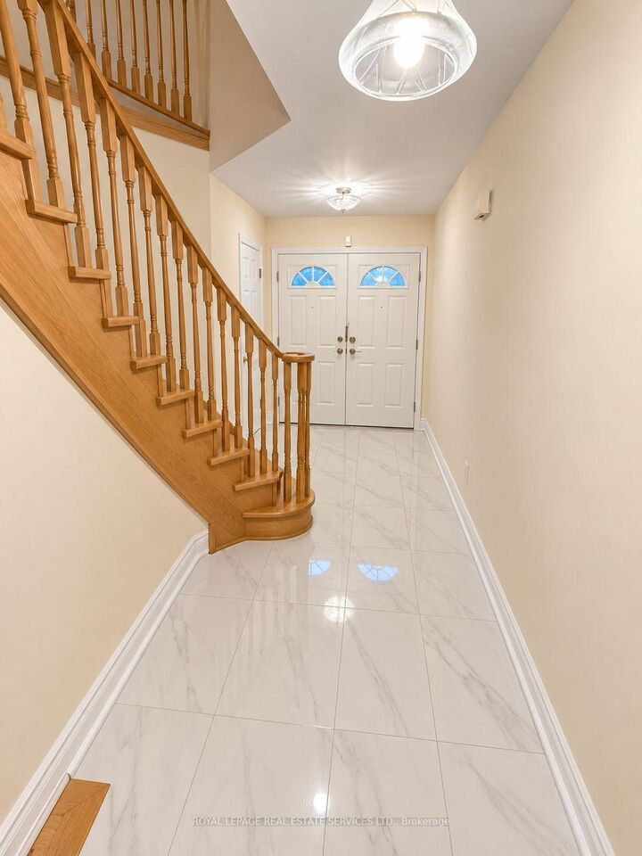 Property Photo:  742 Winterton Way  ON L5R 3L6 