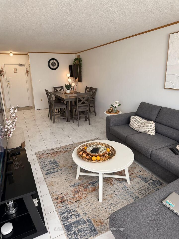 Photo de la propriété:  390 Dixon Road 1813  ON M9R 1T4 