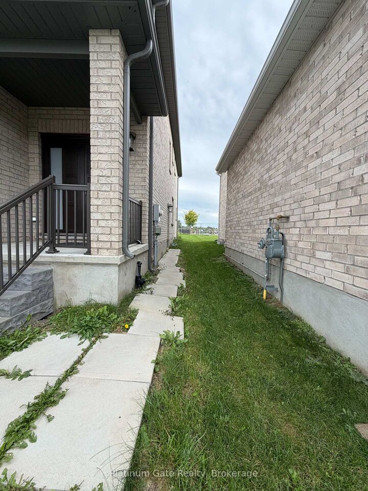 Property Photo:  827 Cedar Parkway  ON N5X 0C3 