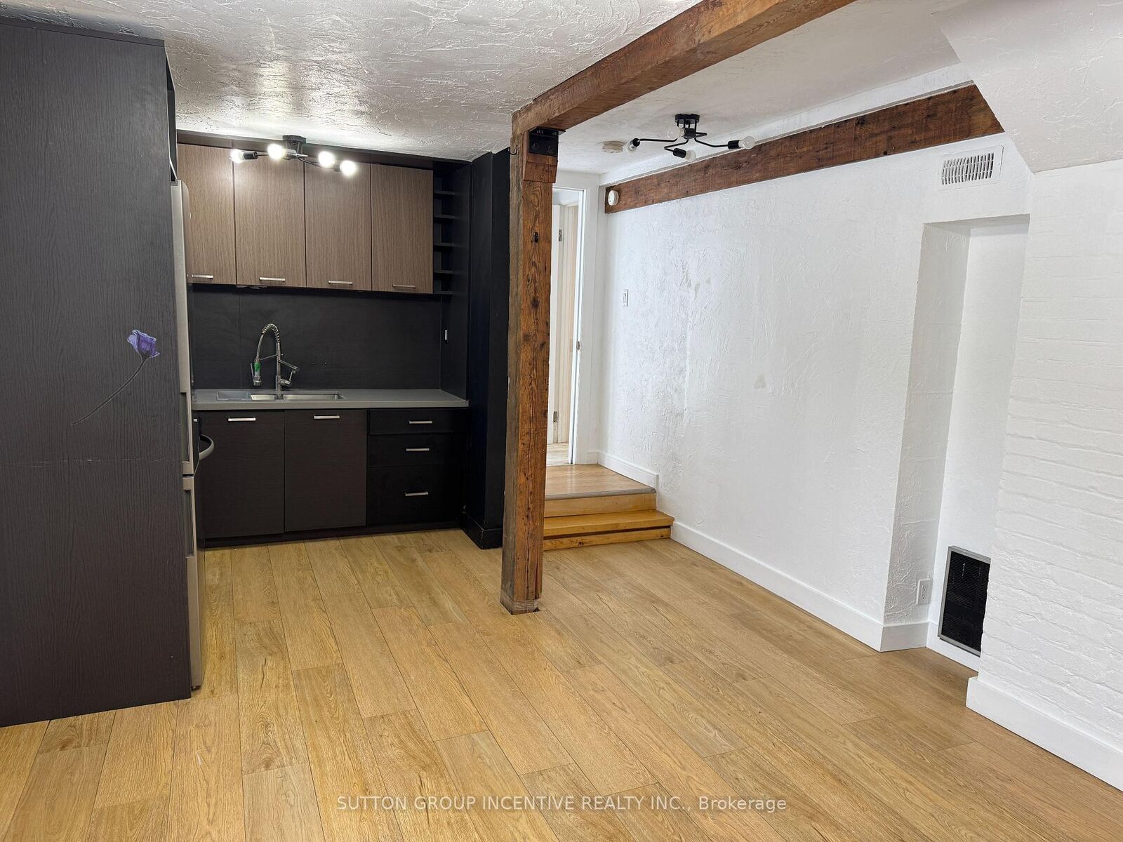 Property Photo:  233 Ellerslie Avenue Lower 2  ON M2N 1Y3 