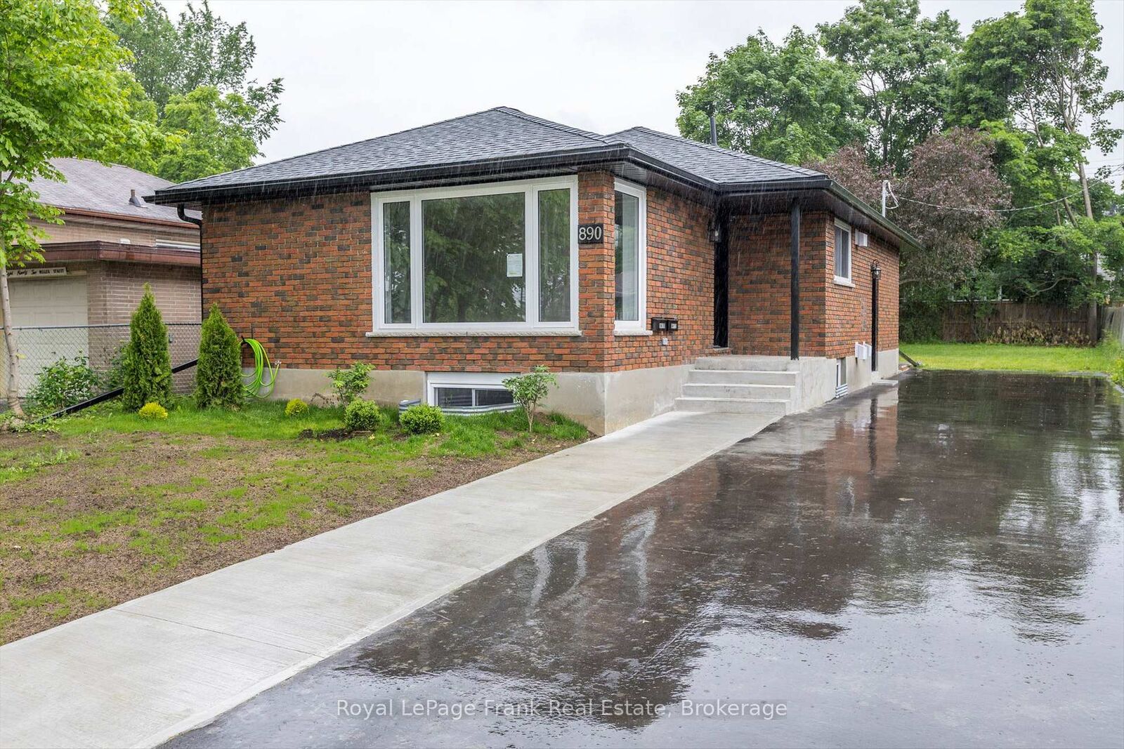 Property Photo:  890 Weller Street Main  ON K9J 4X8 