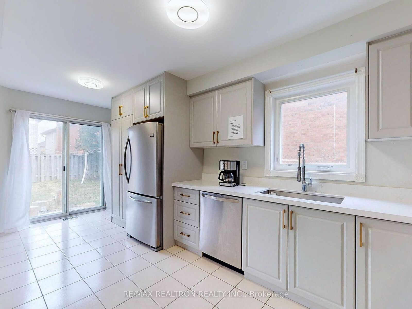 Property Photo:  8 Estoril Street Upper  ON L4C 0B9 