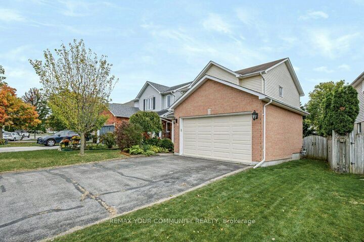 Photo de la propriété:  37 Brownstone Crescent  ON L1E 2Y1 